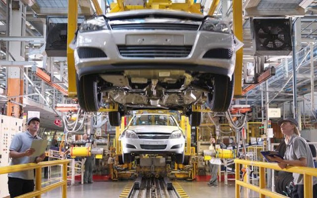 Moody's: auto and parts maker negative outlook with lower sales