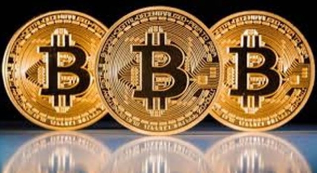 بيتكوين تتخطى حاجز 10000 دولار