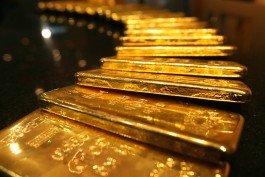Gold hits record high on hopes of US rate cut