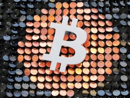 Bitcoin falls to $83,300 as yields and oil prices rise