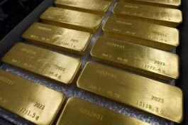 Gold prices soar above $4,500, driven by Venezuelan tensions and interest rate bets.