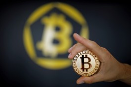 بيتكوين يهبط دون 63,000 دولار مع تصاعد التوترات بين واشنطن وطهران