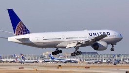 "يونايتد إيرلاينز" قد تستغني عن نصف موظفيها