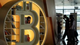 بيتكوين يتعثر فوق 83,000 دولار بعد عام على انهيار كريبتو بـ19 مليار دولار