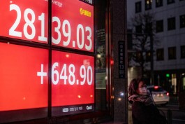 Japan stocks reverse course, close higher, boosted by chip stocks