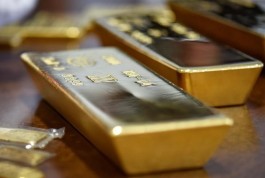 Gold falls for second day under pressure from a strong dollar and selling of technology stocks