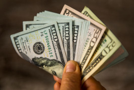 ارتفاع باهت للدولار بعد أسبوع حافل للبنوك المركزية الكبرى