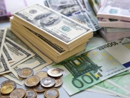 The euro deepens its losses to a one-year low against the US dollar.