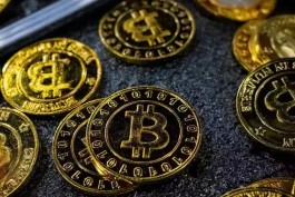 بيتكوين يهبط دون 77,000 دولار وسط غموض السلام مع إيران وتراجع تدفقات صناديق ETF