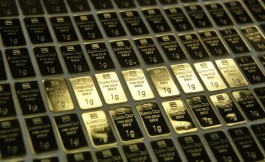 Strong dollar pushes gold to 3-week low