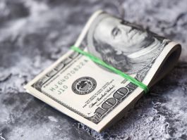 الدولار يعاني وسط مخاوف اقتصادية بسبب رسوم ترامب الجمركية