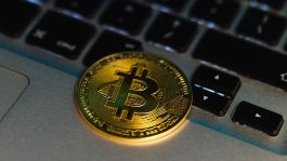 سعر البيتكوين ينهار ولكن تراكم بقيمة 2.8 مليار دولار يمنع المزيد من الخسائر