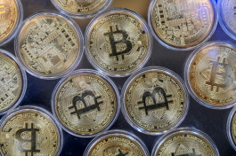 Bitcoin continues its decline to $42,400 amid demand doubts
