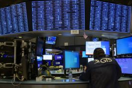 الأسهم الأمريكية تتراجع بقوة وداو جونز يفقد 500 نقطة وسط ضعف بيانات التوظيف