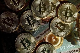 بيتكوين تستقر قرب 65 ألف دولار وسط ترقب بيانات التضخم الأمريكية
