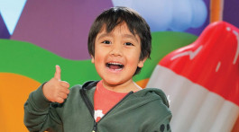 طفل يربح 30 مليون دولار في عـام عبر "يوتيوب"