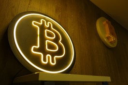 Bitcoin Hits One-Week High After Breaking $60,000