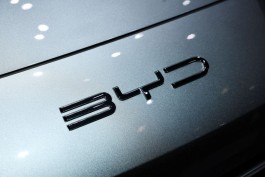"BYD" تستعد لتجاوز "تسلا" مجدداً في مبيعات السيارات الكهربائية