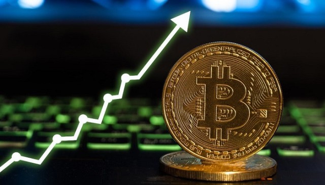 مسؤول: سعر بيتكوين 70 ألف دولار "بات قريباً الآن"