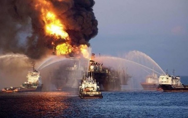 تفجيرات خليج عُمان ترفع أسعار النفط وتهوي ببورصات المنطقة