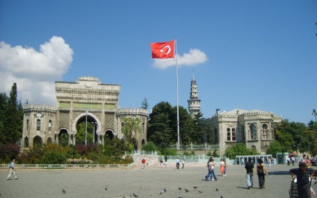 "موديز" تخفض تصنيف تركيا الائتماني بنظرة سلبية