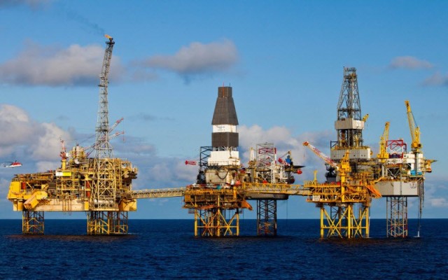 النفط يتراجع 1% مع زيادة مخزون الخام الأميركي