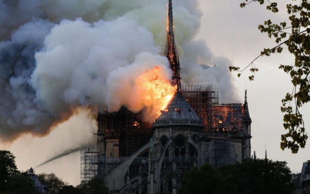 فرنسا: إخماد جزئي لحريق كاتدرائية نوتردام