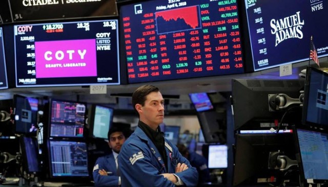 الأسهم الأمريكية تتراجع متأثرة ببيانات سلبية حول تفشي "كورونا"