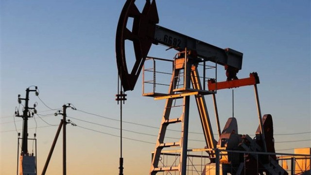 أمريكيون يحثون السعودية على خفض إنتاج النفط