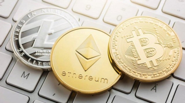 قفزة "بيتكوين" تدعم ارتفاع عملتي "إيثيريوم" و"إكس.آر.بي"
