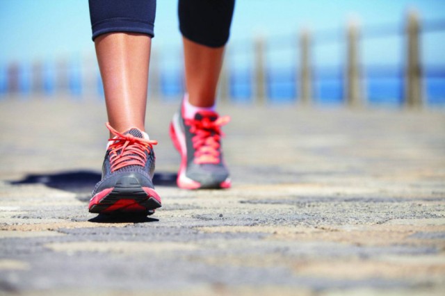 المشي ربع ساعة يوميا ينعش الاقتصاد العالمي!