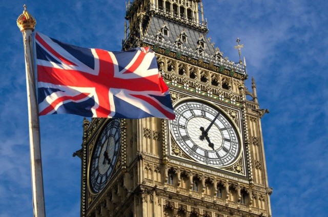 بريطانيا تعتزم فرض عزل اجتماعي جديد