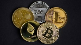 انخفاض بيتكوين دون 65,000 دولار مع موازنة تدفقات صناديق ETF لمخاوف التفرع