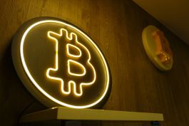 بتكوين تهبط دون 95 ألف دولار بفعل فرض رسوم جمركية