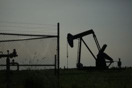 أسعار النفط تتمسك بمكاسبها مع التركيز على الإمدادات وتلميحات الفيدرالي