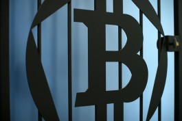 البيتكوين تقترب من 77.5 ألف دولار بدعم تدفقات قياسية إلى الصناديق