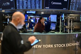 US stocks hit record highs... and conflicting reports about a potential war with Iran complicate the situation.