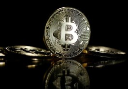 بيتكوين يستقر عند 65,000 دولار مع تقدم قانون الوضوح