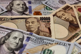 The dollar rose against the yen to its highest level in 32 years