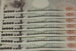 الين يستهل أسبوع الفائدة اليابانية في المنطقة الإيجابية