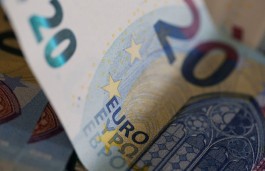 اليورو يبتعد عن قمة شهرين قبيل بيانات التضخم الأمريكية