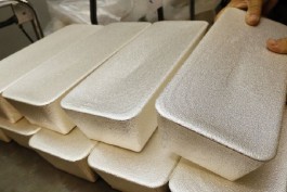 الفضة تتحرك صعوداً استناداً على تباطؤ الدولار الأمريكي