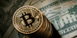 بيتكوين تتماسك قرب أعلى مستوياتها في 9 أشهر