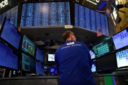 Global stocks rise, supported by a slight recovery in the technology sector.