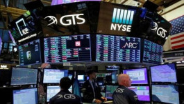 US stocks and bond yields are declining, with continued fears of a banking crisis