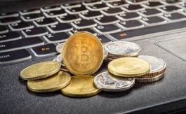 بيتكوين يتراجع إلى 64,000 دولار وسط مخاوف الفائدة وتوترات إيران