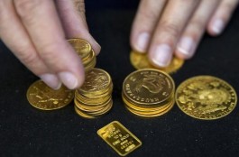 Gold holds near record high on optimism over US rate cut