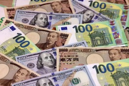 The euro deepens its losses to a three-week low ahead of the European Central Bank's decisions.
