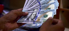 الدولار يقترب من أعلى مستوياته في شهر أمام اليورو