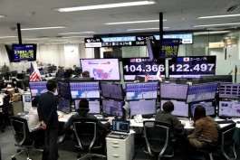 الصناديق تستثمر بقوة في سوق العملات وسط دراما البنوك المركزية